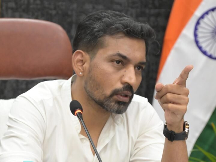 गंगा संरक्षण एवं स्वच्छता कार्यों में लापरवाही बर्दाश्त नहीं, प्रजेंटेशन में ही न ही बल्कि धरातल पर दिखें सकरात्मक परिणामः डीएम