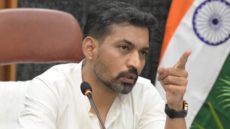 गंगा संरक्षण एवं स्वच्छता कार्यों में लापरवाही बर्दाश्त नहीं, प्रजेंटेशन में ही न ही बल्कि धरातल पर दिखें सकरात्मक परिणामः डीएम