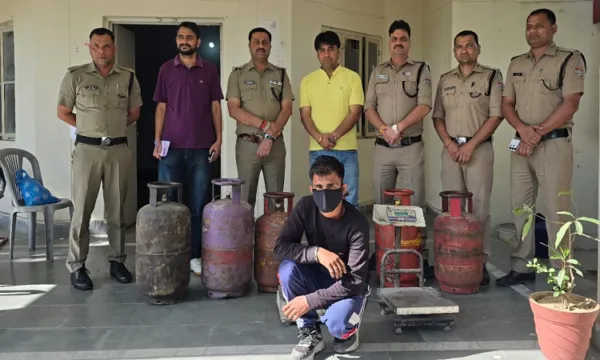 एलपीजी  सिलेंडर कालाबाजारी व अवैध गैस रिफिलिंग पर जिला प्रशासन का सख्त एक्शन, प्राथमिकी दर्ज