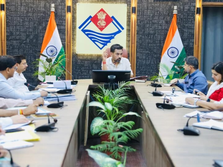 नशे के खिलाफ सभी एजेंसियां मिलकर करें निर्णायक कार्रवाईः डीएम