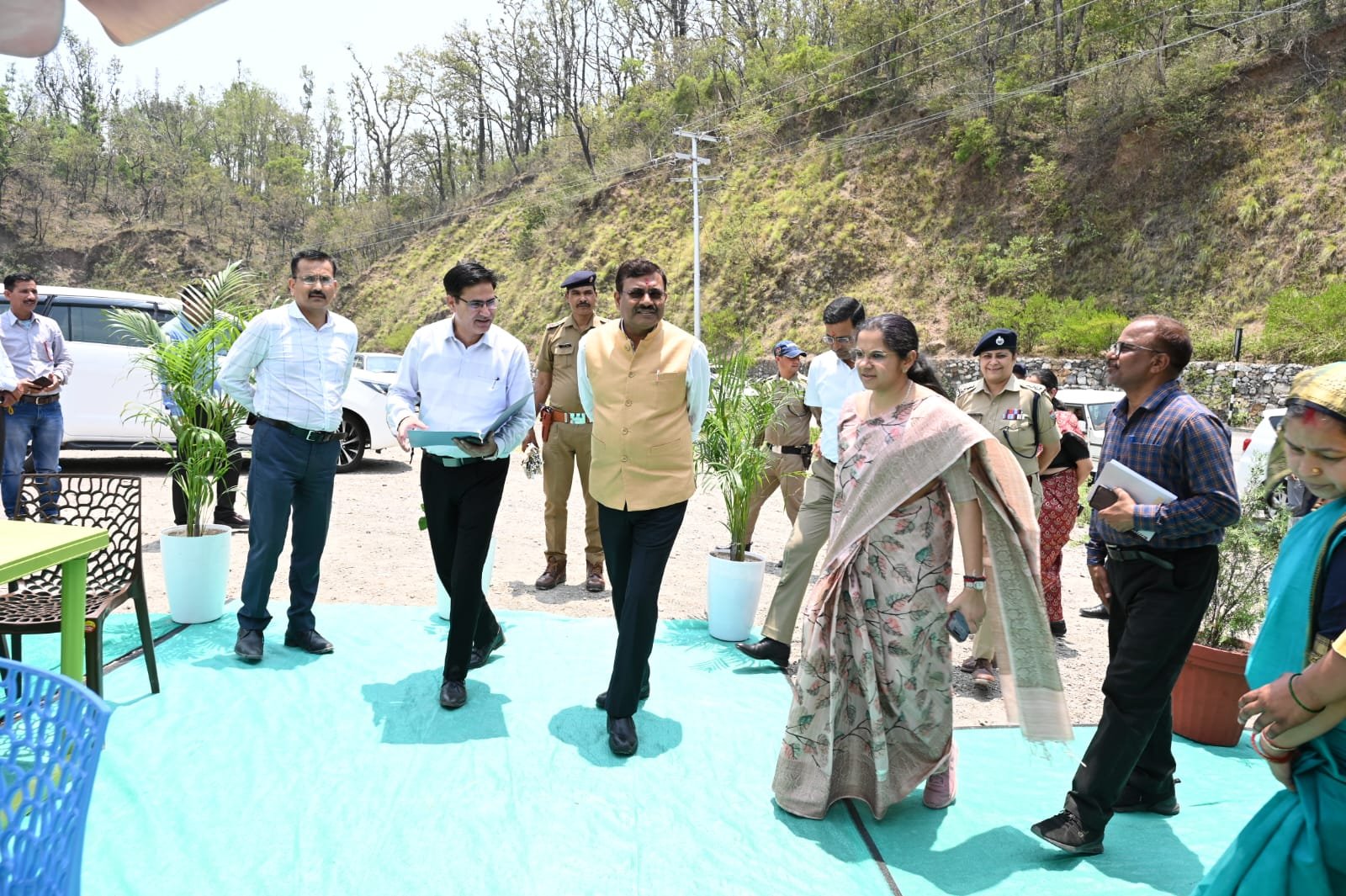 मुख्य सचिव ने टिहरी गढ़वाल में कियाबजरंग सेतु एवं हिलान्स हिमालयन भोजनालय का निरीक्षण