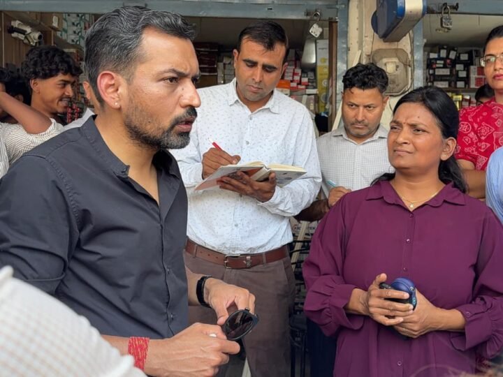 कार्यों की धीमी प्रगति पर डीएम सख्त, अधीक्षण अभियंता यूपीसील का रोका वेतन