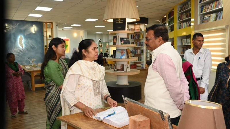मुख्य सचिव ने टिहरी के विद्यालय, आंगनबाड़ी केन्द्र, पुस्तकालय एवं खेल सुविधाओं का किया निरीक्षण