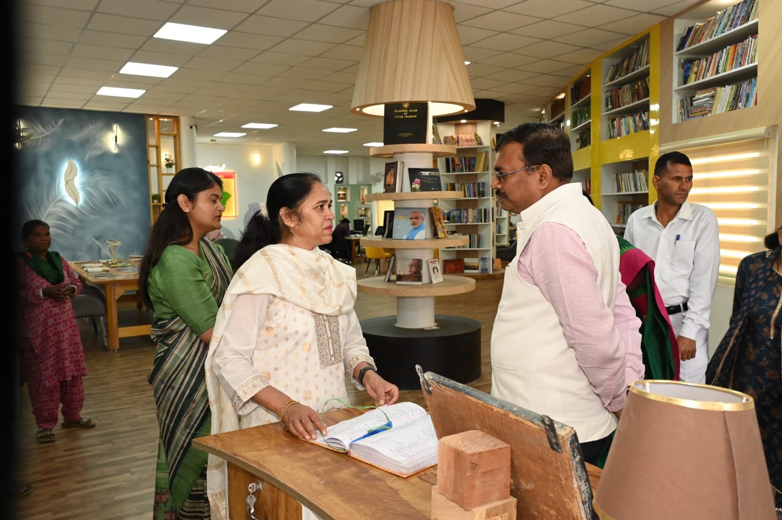 मुख्य सचिव ने टिहरी के विद्यालय, आंगनबाड़ी केन्द्र, पुस्तकालय एवं खेल सुविधाओं का किया निरीक्षण