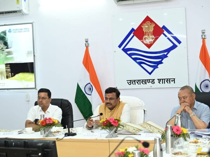 मुख्य सचिव की अध्यक्षता में जनपदीय विकास कार्यों की समीक्षा बैठक