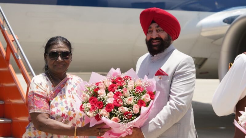 राष्ट्रपति द्रौपदी मुर्मु पहुंची दून, राज्यपाल व मुख्यमंत्री ने किया स्वागत