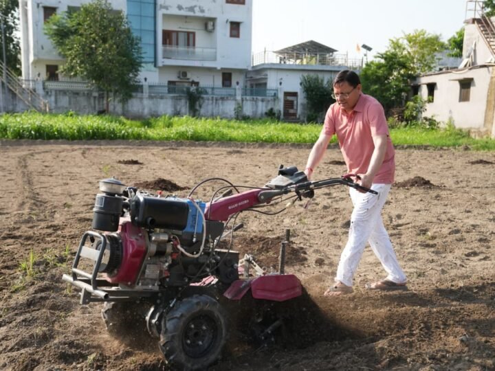 मुख्यमंत्री धामी ने खेत में चलाया टिलर, पारंपरिक कृषि और जैविक खेती को बढ़ावा देने का दिया संदेश