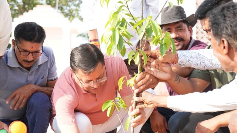 “एक पेड़ मां के नाम” अभियान के तहत पौधरोपण एवं स्वच्छता का संदेश