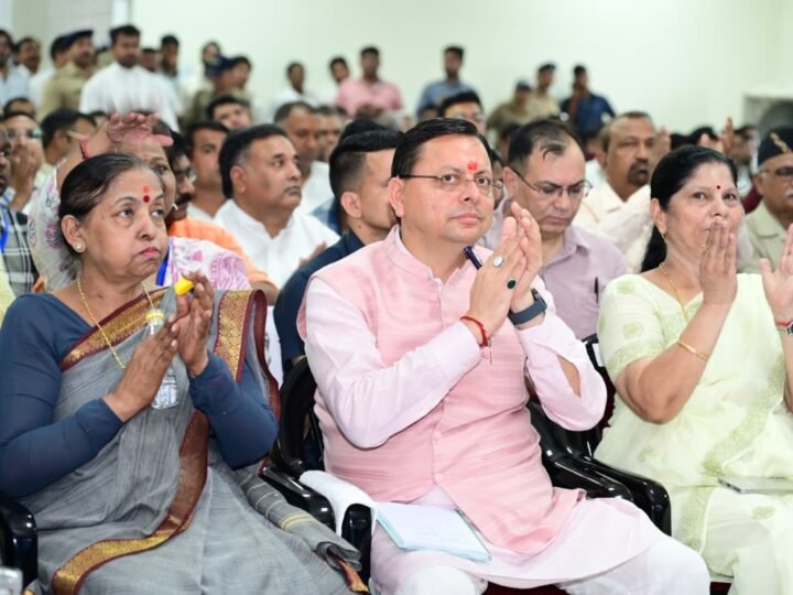 सीएम धामी ने रुड़की में सुना प्रधानमंत्री मोदी के मन की बात कार्यक्रम के 135वें संस्करण 