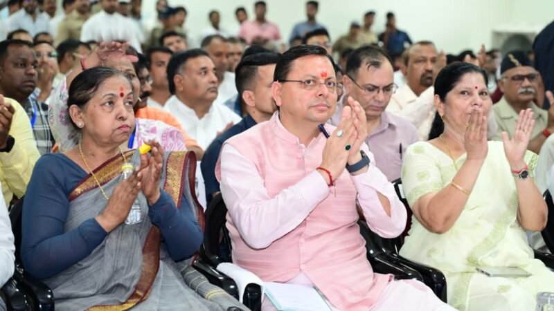 सीएम धामी ने रुड़की में सुना प्रधानमंत्री मोदी के मन की बात कार्यक्रम के 135वें संस्करण 