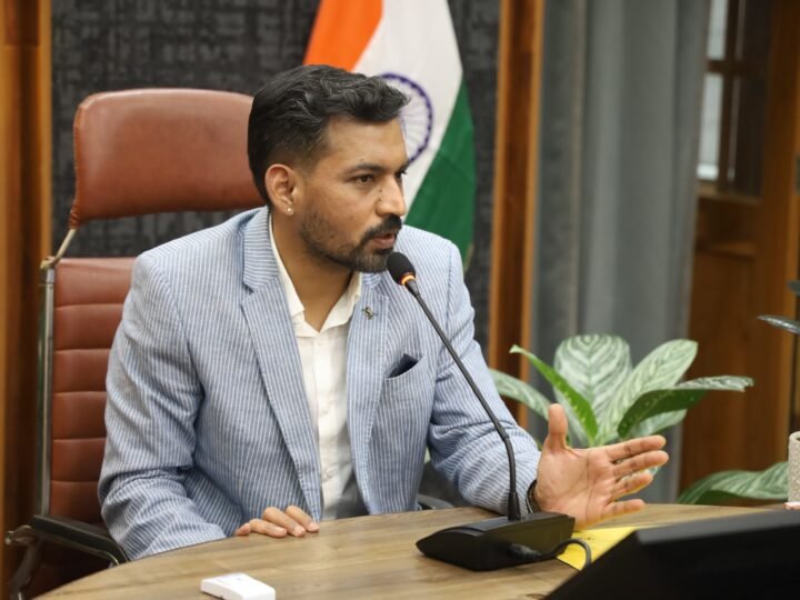 हर पात्र मतदाता का नाम सूची में सुनिश्चित करने के लिए जिला प्रशासन पूरी तरह सक्रियः डॉ. आशीष चौहान