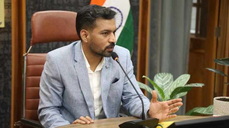 हर पात्र मतदाता का नाम सूची में सुनिश्चित करने के लिए जिला प्रशासन पूरी तरह सक्रियः डॉ. आशीष चौहान