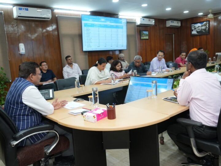 एएचपी प्रोजेक्ट के तहत निर्मितआवासों का 15 अगस्त किया जाए आवंटन: सीएस