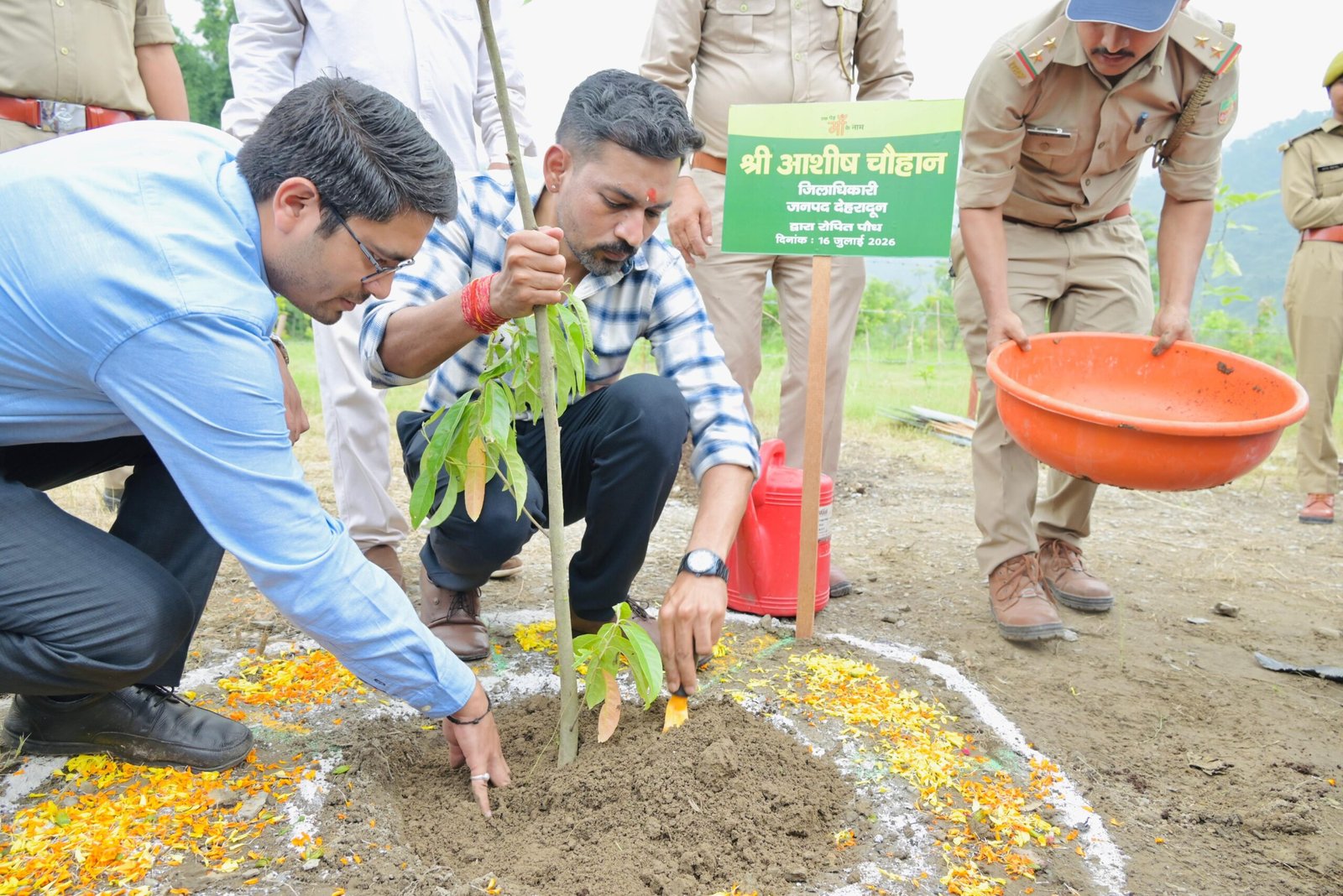 हरेला पर्व पर हरियाली का संकल्प: जिलाधिकारी डॉ.आशीष चौहान ने किया वृक्षारोपण. कहा- पौधारोपण को बनाएं जन-आंदोलन