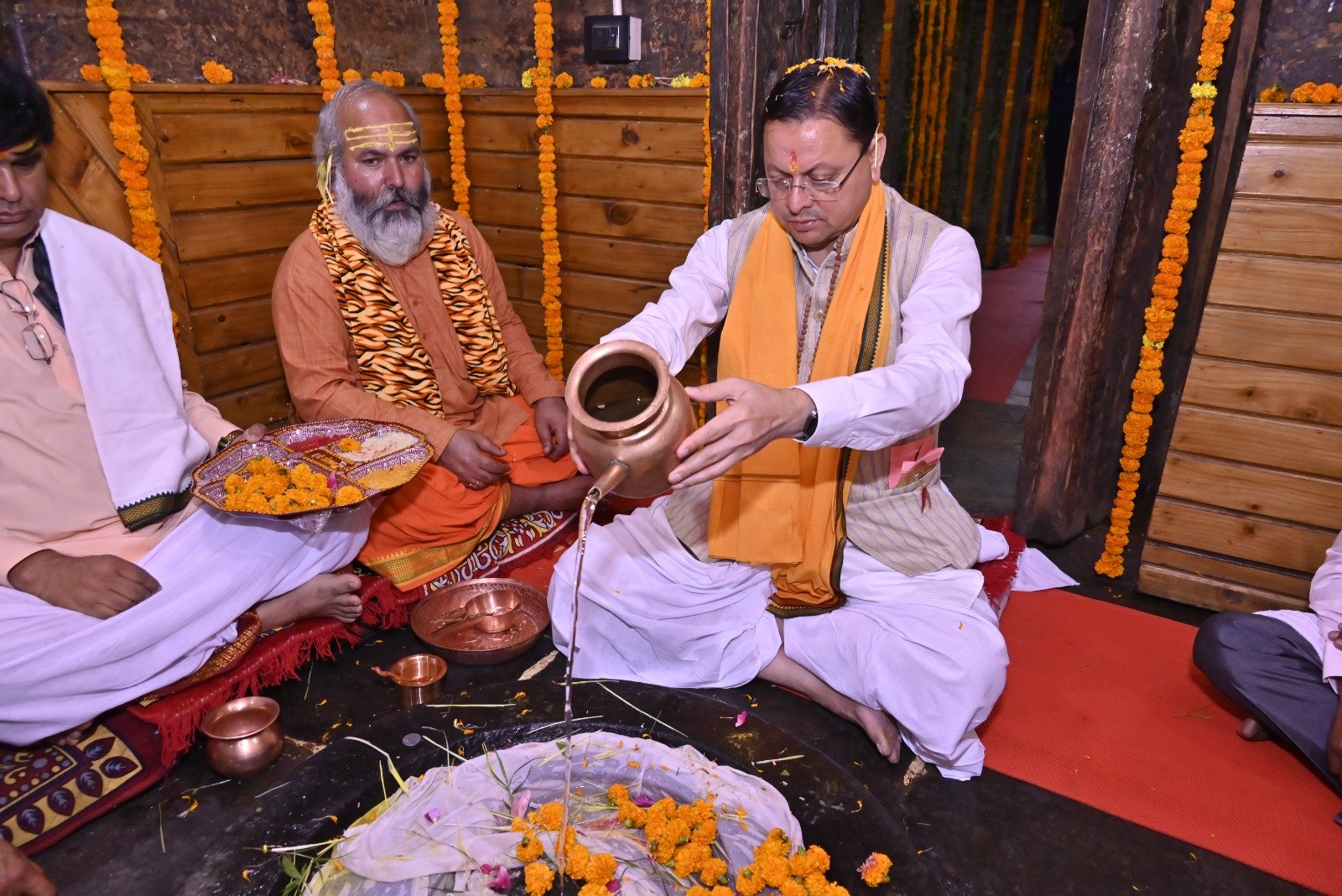 मुख्यमंत्री ने वृद्ध जागेश्वर में पूजा-अर्चना कर की प्रदेश में सुख-समृद्धि एवं जनकल्याण की कामना 