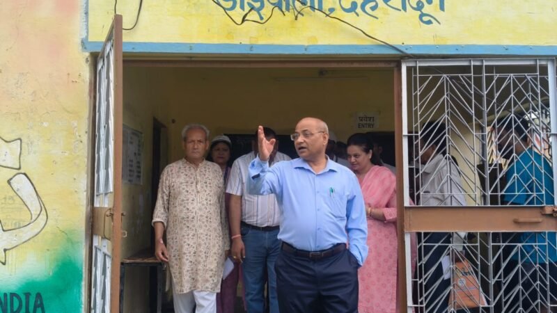 आयुक्त गढ़वाल मंडल ने किया डोईवाला विधानसभा के मतदान स्थलों का निरीक्षण