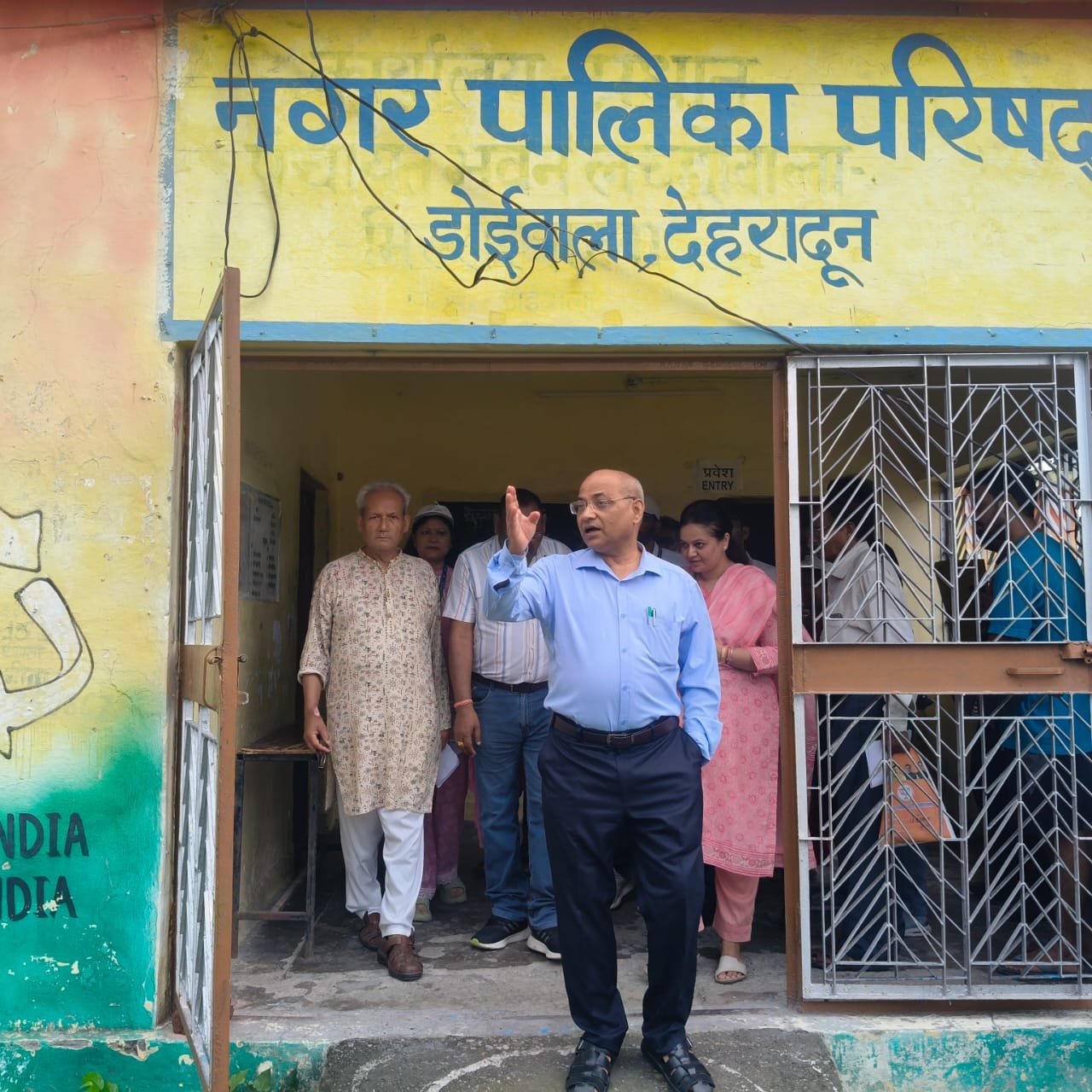 आयुक्त गढ़वाल मंडल ने किया डोईवाला विधानसभा के मतदान स्थलों का निरीक्षण