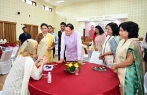 मुख्यमंत्री ने मुख्य सेवक सदन में लेखकों एवं साहित्यकारों से किया संवाद