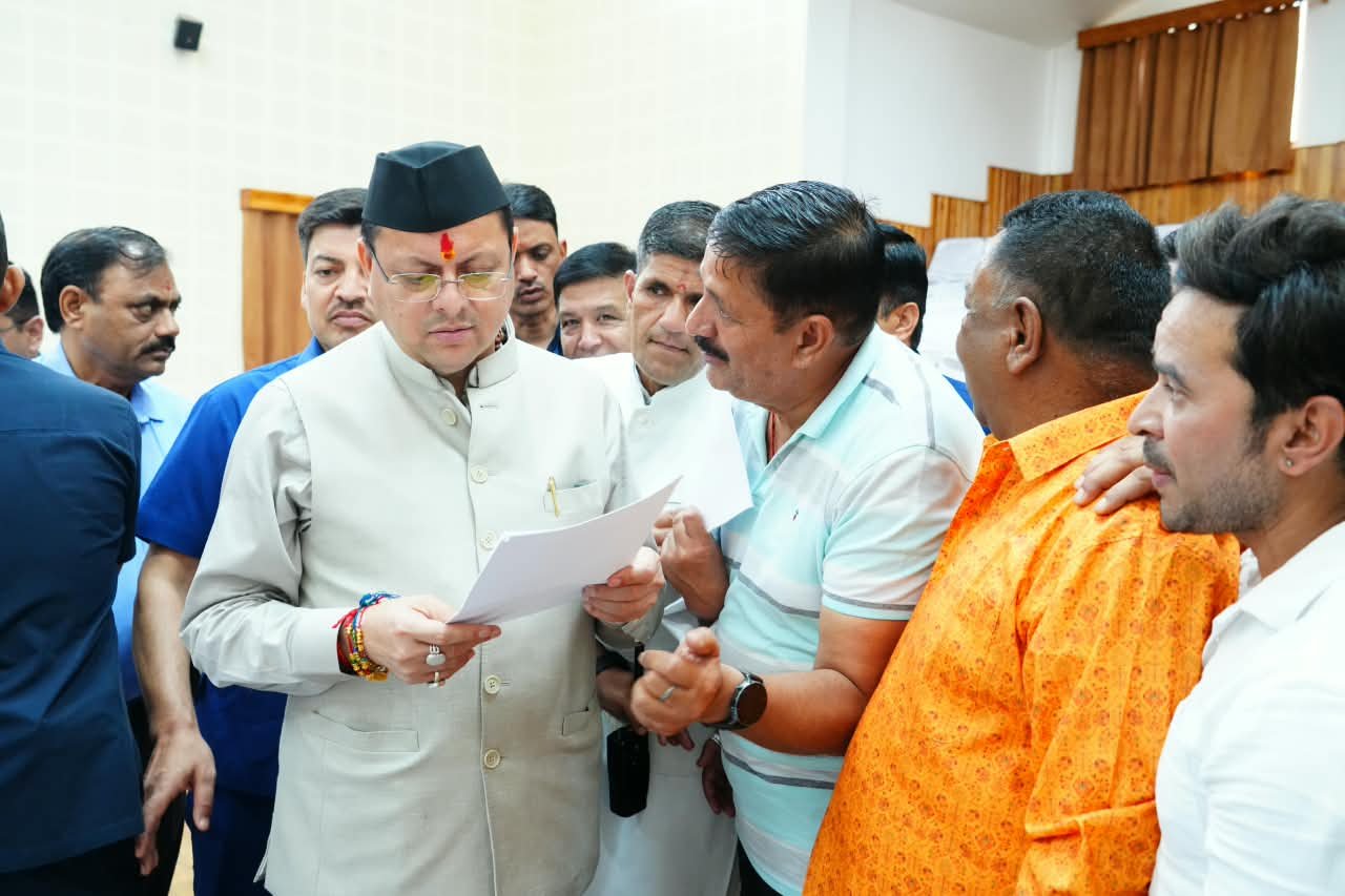 मुख्यमंत्री ने मुख्य सेवक सदन में सुनी जनसमस्याएं, त्वरित समाधान के लिए अधिकारियों को दिए निर्देश