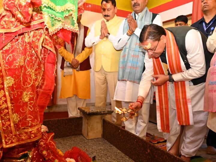 प्रधानमंत्री नरेंद्र मोदी के सार्वजनिक जीवन और राष्ट सेवा के के 25 वर्ष पूर्ण होने पर सीएम धामी ने उत्तरकाशी के काशी विश्वनाथ मंदिर में की विशेष पूजा