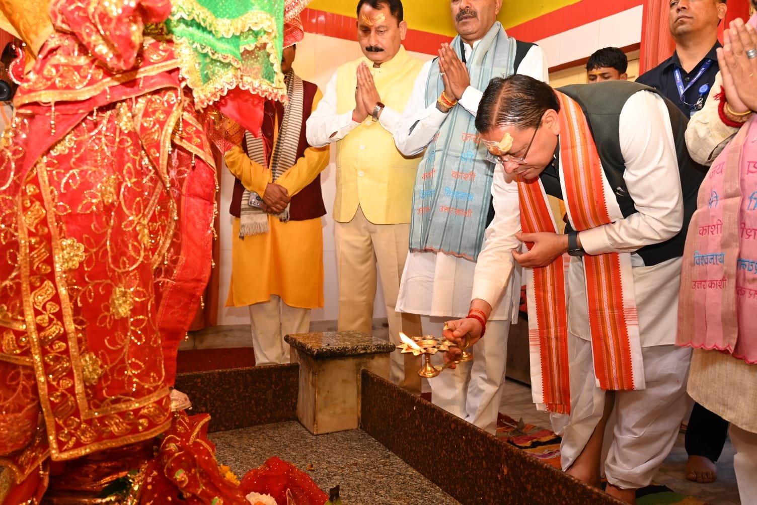 प्रधानमंत्री नरेंद्र मोदी के सार्वजनिक जीवन और राष्ट सेवा के के 25 वर्ष पूर्ण होने पर सीएम धामी ने उत्तरकाशी के काशी विश्वनाथ मंदिर में की विशेष पूजा